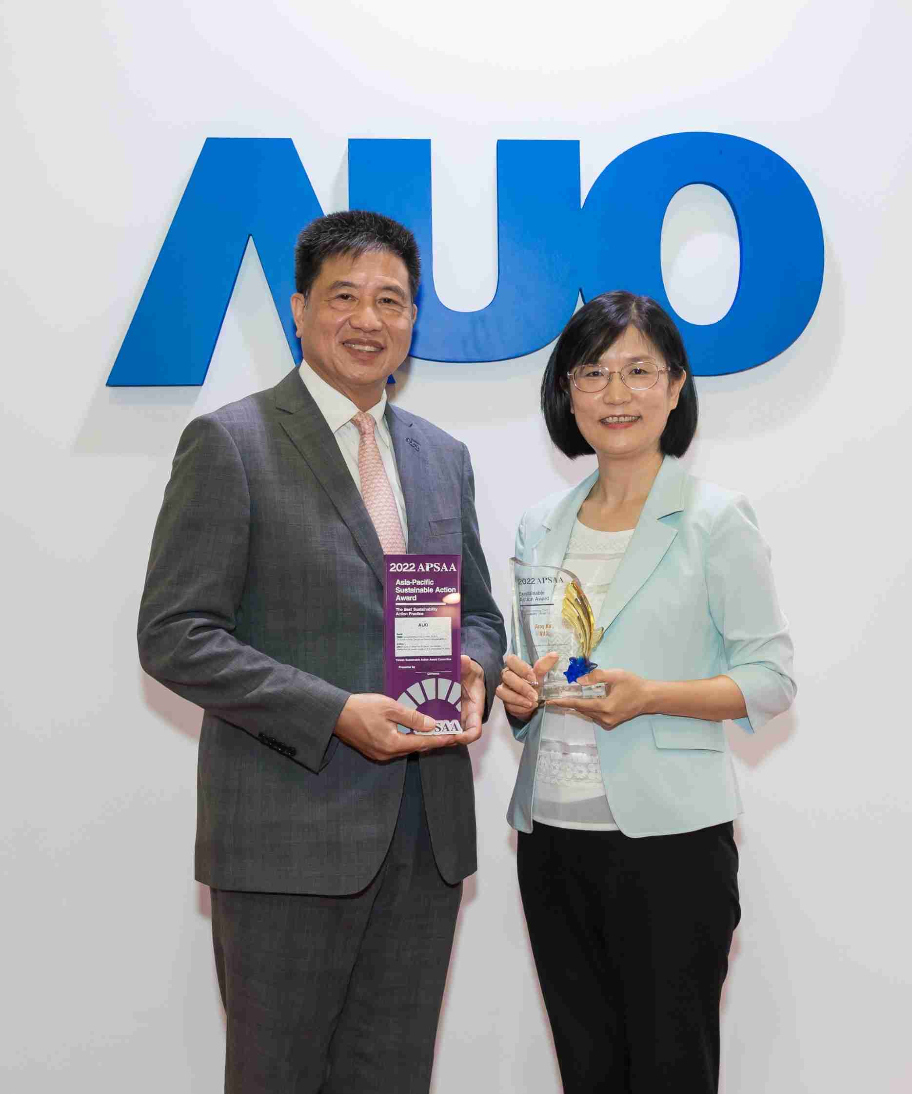 菠菜论坛长期垫筑永续远景的基石，，透过ESG暨气候委员会逐步实践永续策略蓝图。。。其中，，，，菠菜论坛光电永续长古秀华带领团队、、、、制定中长期目标，，，缔造多面向亮眼表现，，，，获得「顶尖永续长奖」的个人奖殊荣（左：菠菜论坛光电董事长暨执行长彭双浪，，，右：菠菜论坛光电永续长古秀华）