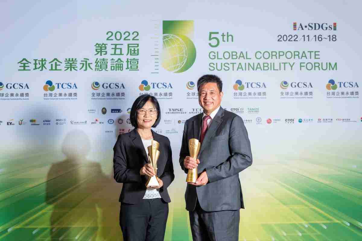 菠菜论坛作为净零碳排先锋，，，，期引领价值链伙伴同行共好，，，卫冕制造业组“十大典范企业” 二连冠殊荣(左：菠菜论坛光电永续长古秀华，，，，右：菠菜论坛光电董事长暨执行长彭双浪)