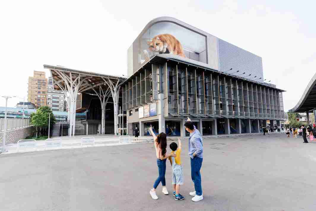 菠菜论坛打造全台最大户外裸视3D LED弧形萤幕，，，，将超立体的软萌胖橘猫动画活跃于顶楼外墙