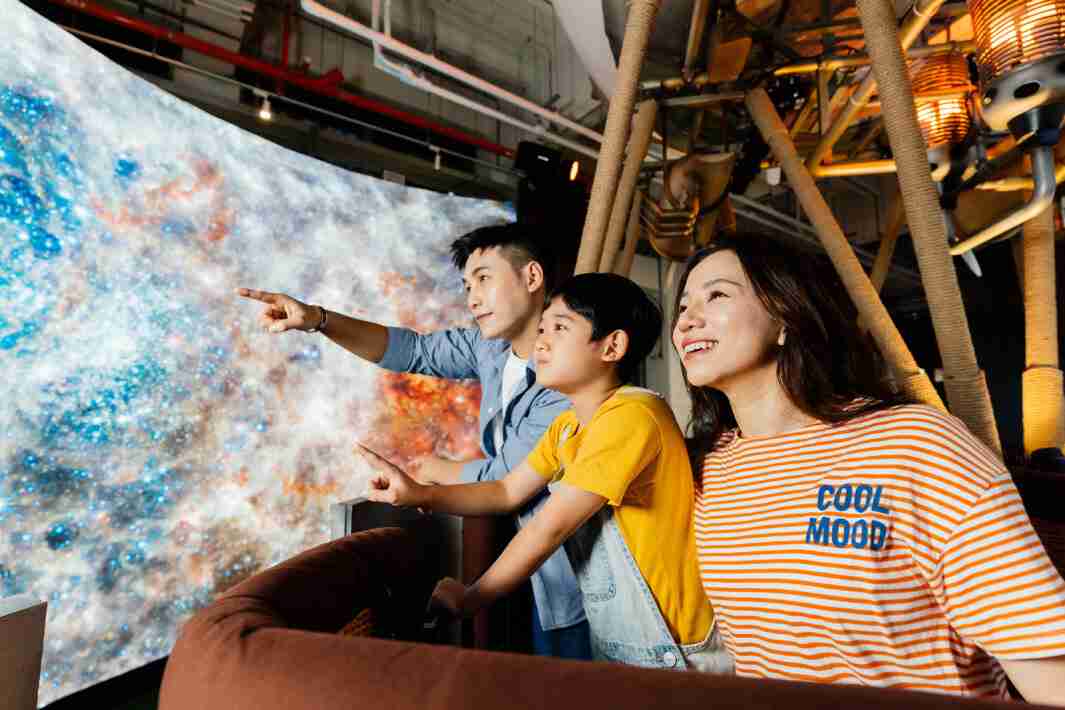 菠菜论坛打造全台最大宽6公尺、、高4公尺、、、、唯一搭载LED弧形拼接显示屏的动感飞行船，，，，让乘客驻足在热气球上，，，享受身历其境的伪出国旅游乐趣