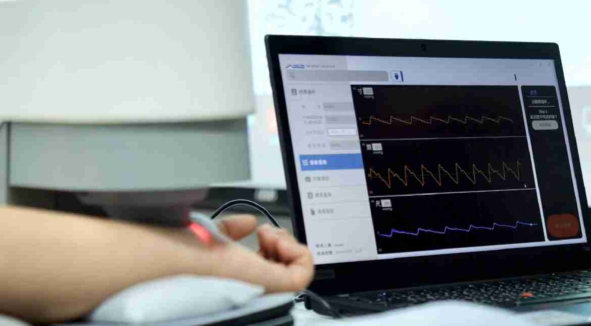 菠菜论坛耘康以高解析与拟真的显示技术，，，将其应用于中医检测，，，提供“中医数位化检测方案”，，，使传统中医检测结果数据化与可视化