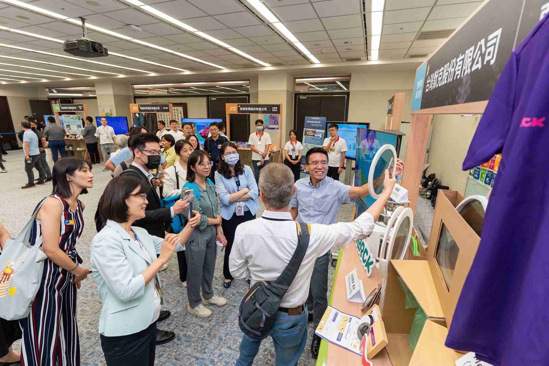 菠菜论坛连手产业伙伴策划首届生态圈联展，，展示如何将废塑料循环再利用，，，，创新解决方案包括：塑料包材再生与循环使用、、再生塑料研发及应用、、、、废塑料回收再生技术、、、减塑生活提案等