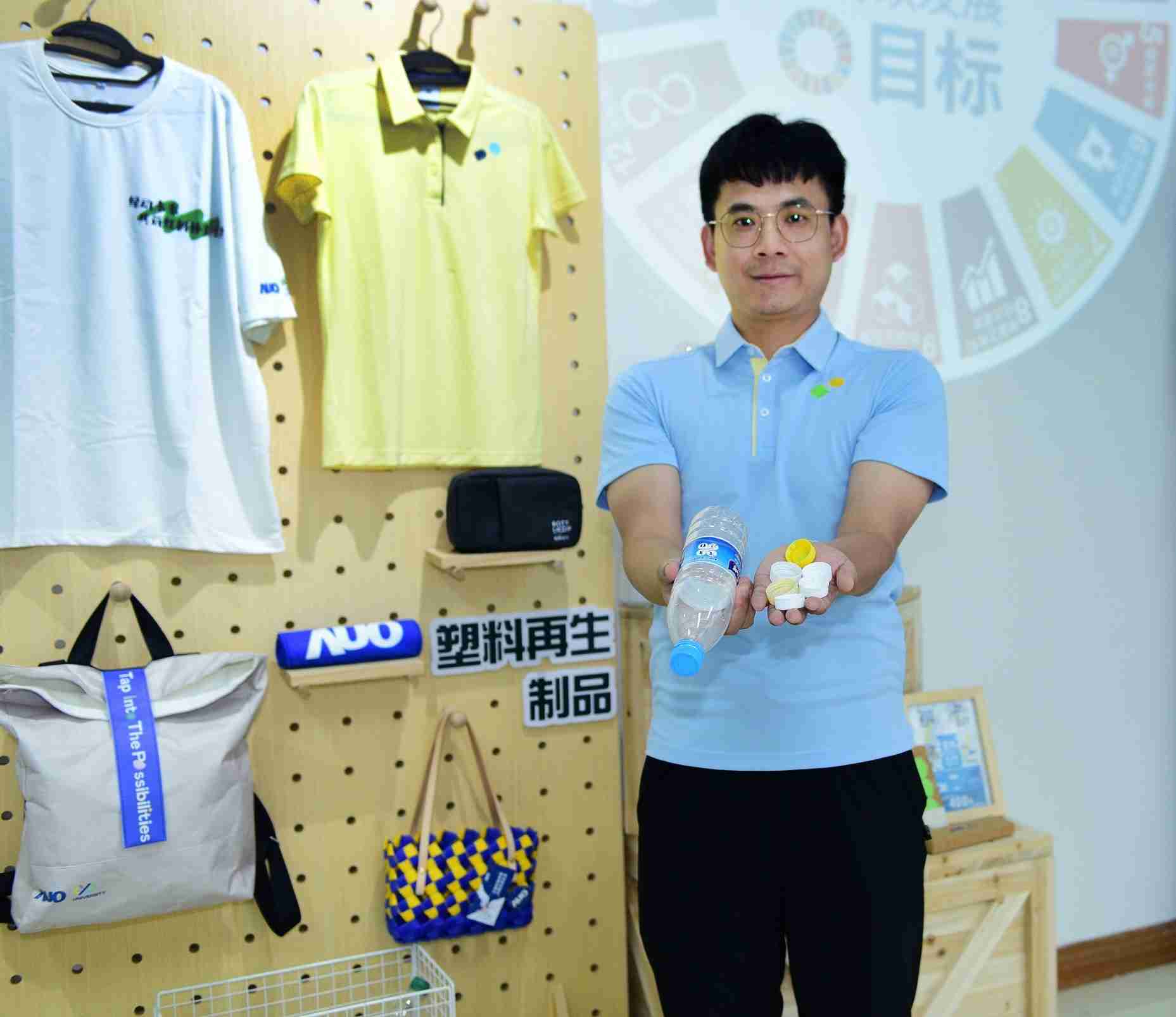 「2024智慧菠菜论坛展」永续发展馆中，，，，展示菠菜论坛厦门驱动永续发展之成果，，，包含将厂内废弃物再制为实用物品，，，，将永续发展理念深植于员工生活日常实践