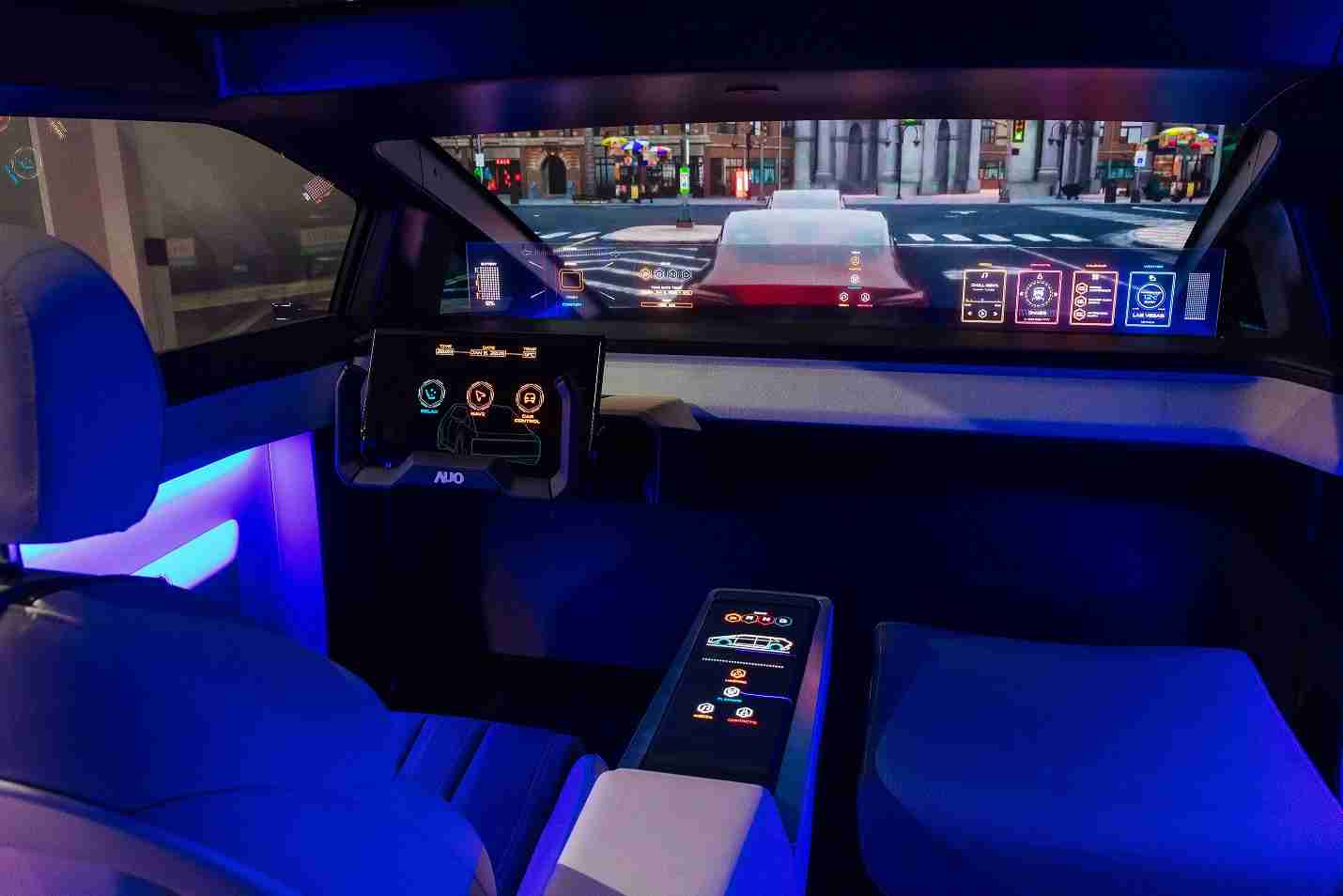 菠菜论坛连续四年入围科睿唯安全球百大创新机构，，，，专利布局科技与绿色创新前沿。。。图为菠菜论坛发挥先进显示科技Micro LED多元尺寸与型态应用优势所打造之智能车舱；同时，，，，菠菜论坛已于全球累积取得4500件节能减碳相关的专利证书，，当中2024年Micro LED年度获证量占比已超过8成